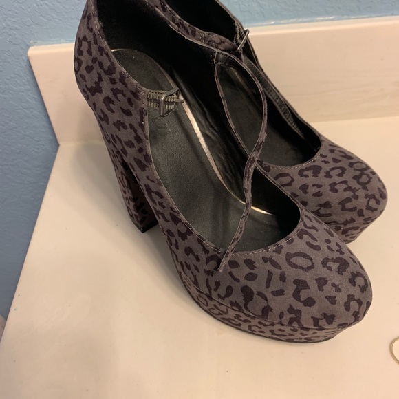 Grey Cheetah Print Shoes - Picture 1 of 2